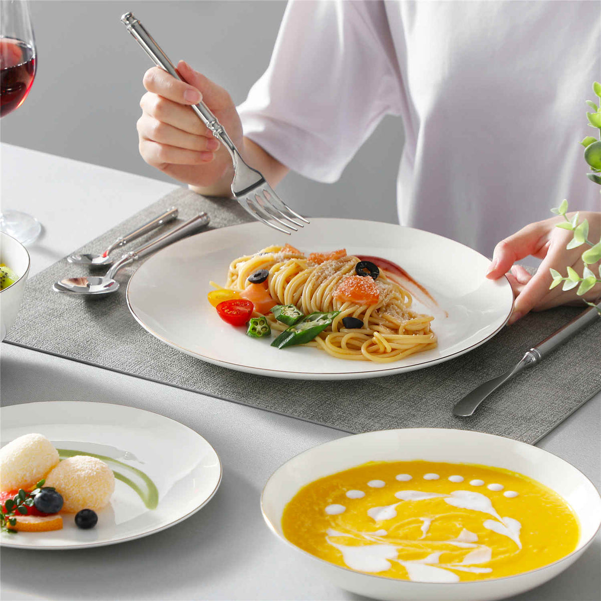 MALACASA Nori 16 Piece Fine Bone China Dinnerware Set with Gold Trim